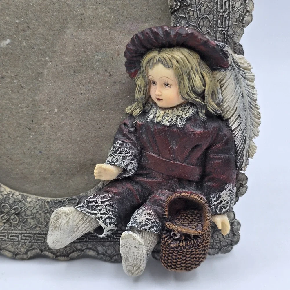 Victorian‎ Style Resin Photo Frame w/3D Girl Doll Figurine And Faux Lace Vintage